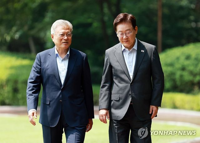 함께 걷는 이재명 대통령과 문재인 전 대통령