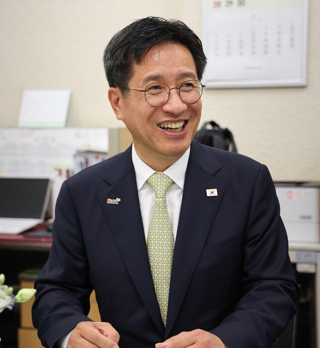 취임식 후 기자실 찾은 정영두 김해시장