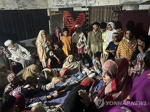 파키스탄 학원 지붕 붕괴 사고 희생자와 가족들