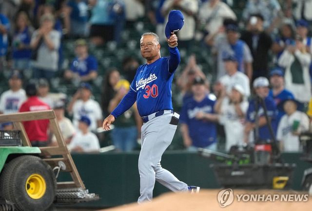 1천승 거둔 뒤 팬들에게 인사하는 로버츠 감독