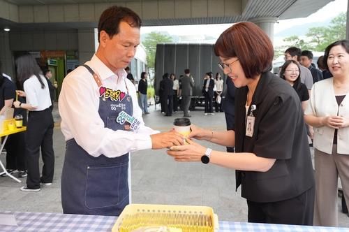 커피로 직원들 격려하는 조병옥 음성군수