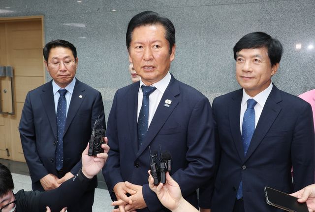 답변하는 민주당 정청래 전 대표