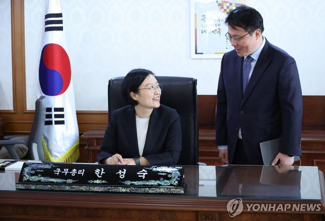 첫 업무 시작한 한성숙 신임 국무총리