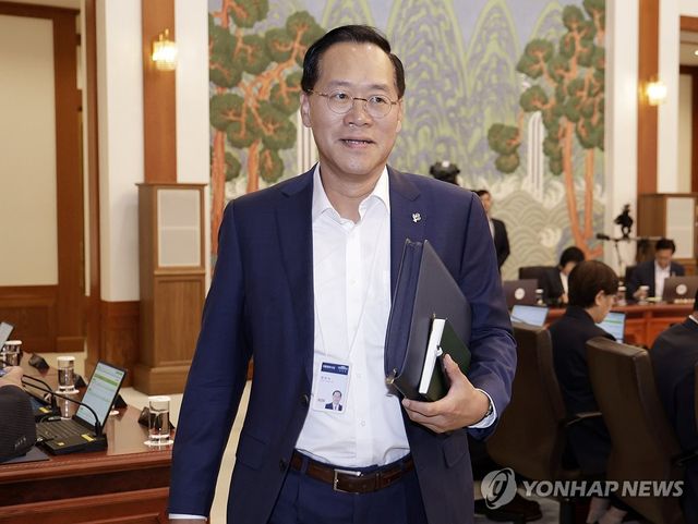 국무회의 입장하는 신임 민정수석