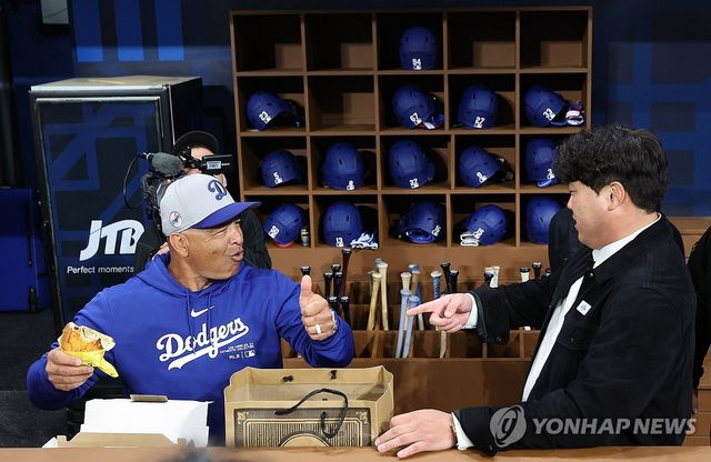 류현진과 데이브 로버츠 감독