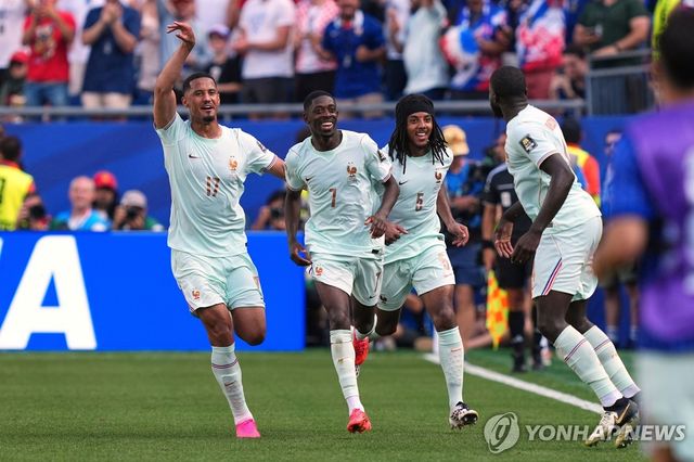 우스만 뎀벨레(7번)의 추가 골에 기뻐하는 프랑스 선수들
