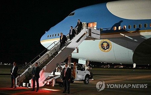 옛 에어포스원에서 내리는 트럼프 대통령 일행