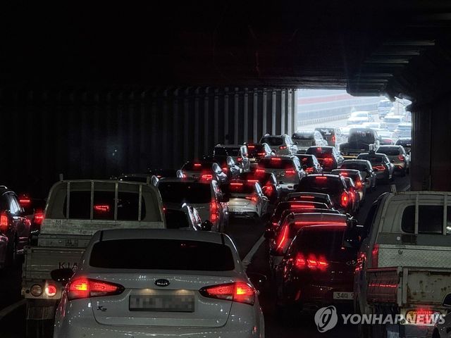 31일 도로통제 여파로 꽉 막힌 대전 도심 지하차도