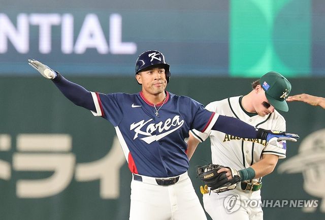 한국 대표팀의 일원으로 활약하던 저마이 존스(왼쪽)
