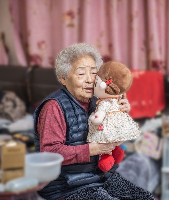 어르신이 효돌과 대화하는 모습