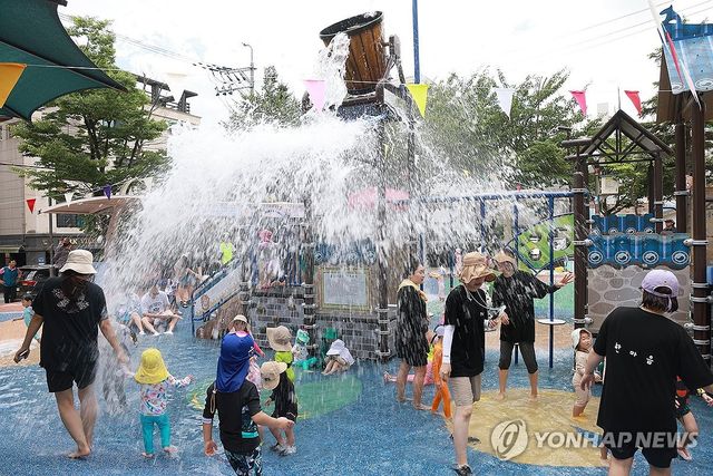 바드래공원 물놀이장 찾은 어린이들