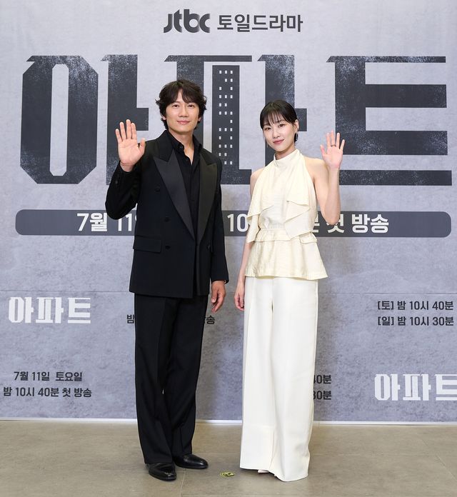 드라마 '아파트' 출연 배우 지성과 하윤경(왼쪽부터)