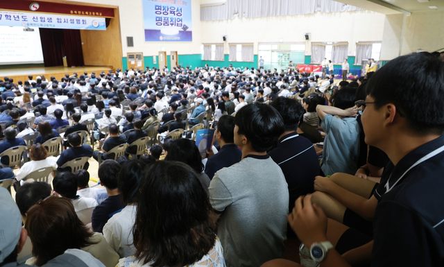 인파 가득한 충북반도체고 입시설명회