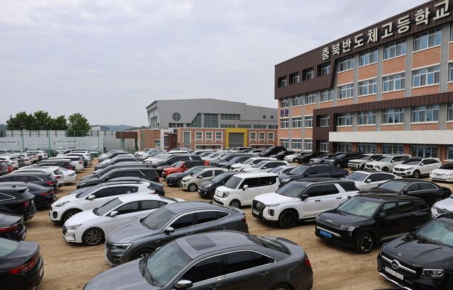충북반도체고 운동장 가득 메운 학부모 차량
