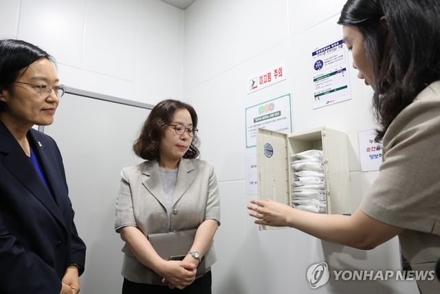 모두의 생리대 수동지급기 살펴보는 한성숙 국무총리