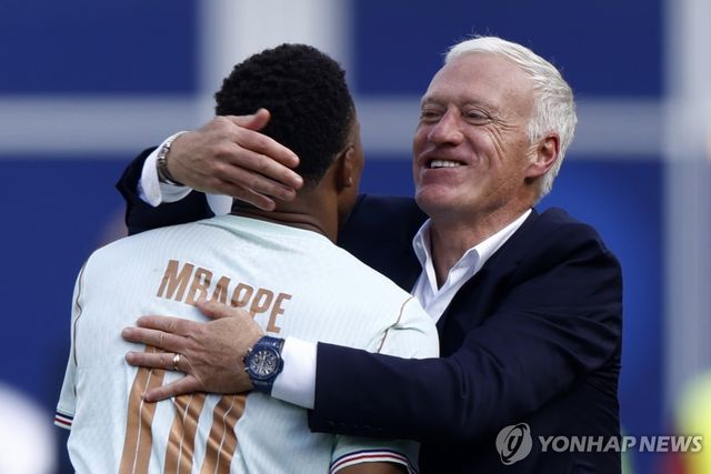 모로코전 승리 후 음바페와 포옹하는 데샹 감독.