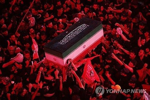안장을 앞둔 아야톨라 알리 하메네이의 시신