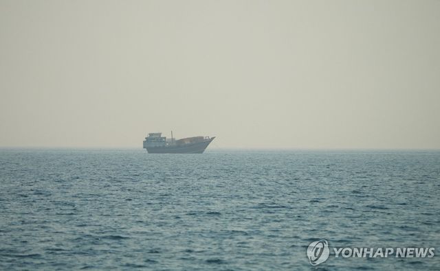 오만에서 바라본 호르무즈 해협