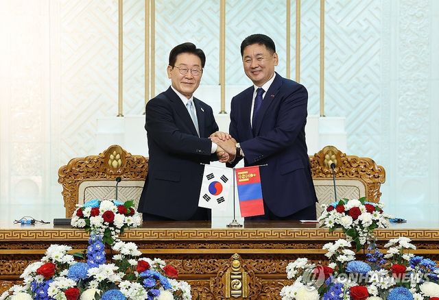 인사하는 한-몽골 정상