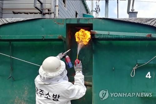벌집 제거 중인 소방관