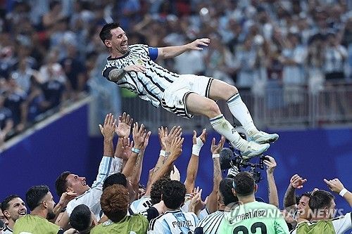 이집트에 역전승 후 메시를 축하하는 아르헨티나 대표팀