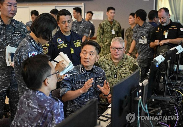 김인호 소장, 해양작전본부서 해상작전 논의