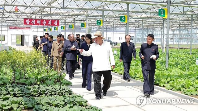 김정은, 밀짚모자 쓰고 주애와 신의주온실농장 시찰