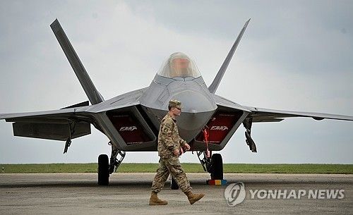 미군의 최첨단 스텔스 전투기 F-22 랩터