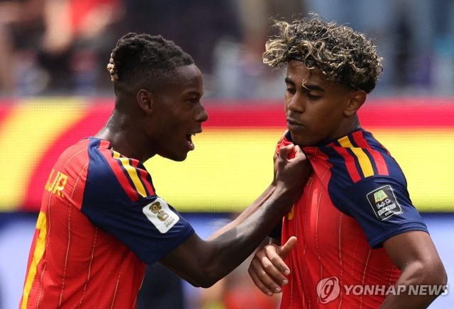 기뻐하며 야말 멱살 잡는 윌리엄스