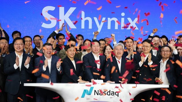 10일 오전(현지시간) 미국 뉴욕 나스닥 마켓사이트에서 열린 '오프닝 벨' 행사에서 최태원 SK그룹 회장, 곽노정 SK하이닉스 CEO, 고승범 SK하이닉스 사외이사 겸 이사회 의장이 타종하며 나스닥 ADR 거래 개시를 알리고 있다. [SK하이닉스 제공. 재판매 및 DB 금지]