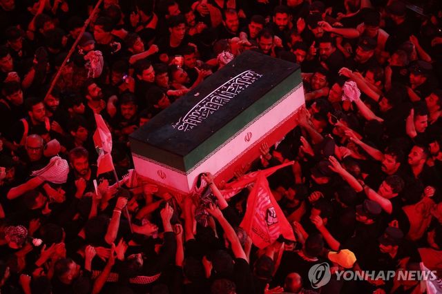 안장을 앞둔 아야톨라 알리 하메네이의 시신