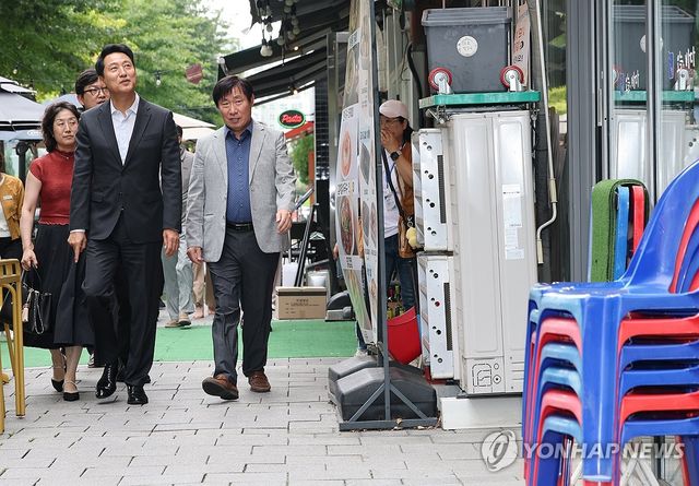 상점 둘러보는 오세훈 서울시장