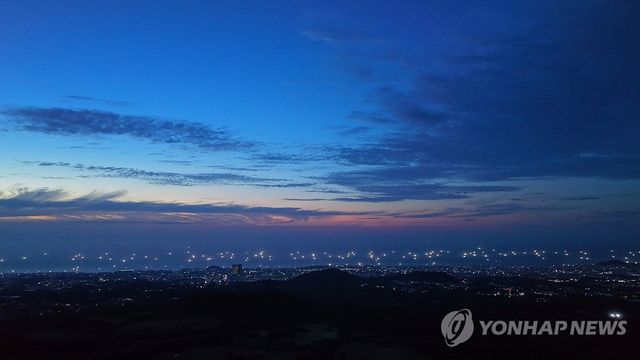 해질녘 제주 바다의 한치잡이 배들