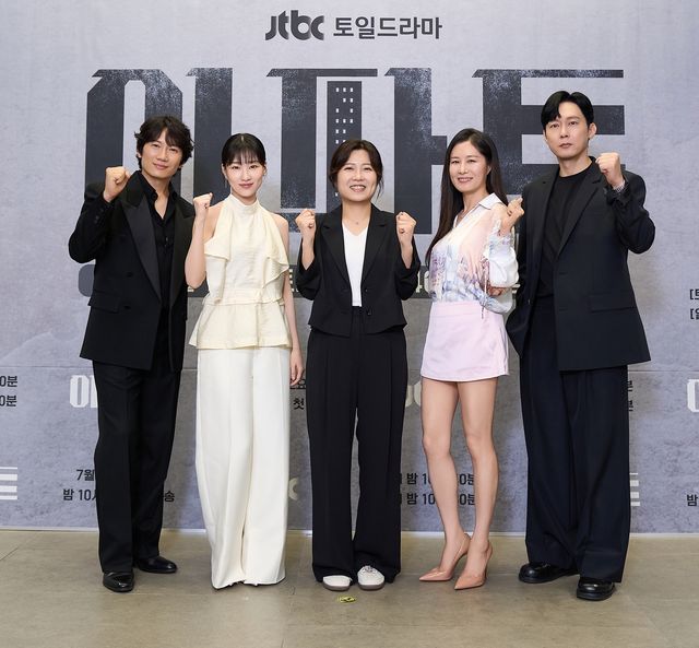 드라마 '아파트' 출연배우와 조용원 감독(가운데)