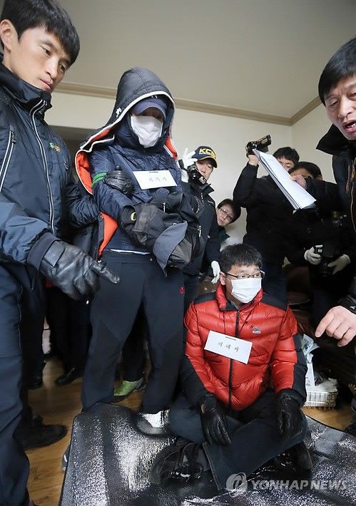 일가족 살인범 현장검증, 증거인멸 도운 삼촌 무죄