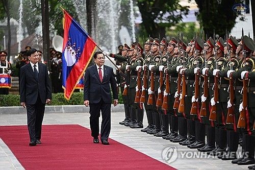 통룬 시술릿 라오스 국가주석(왼쪽)과 민 아웅 흘라잉 미얀마 대통령