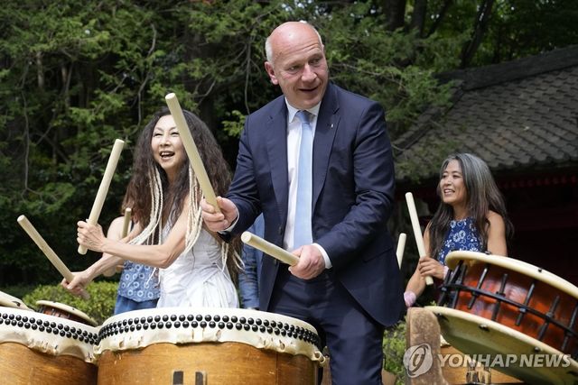 일본 도쿄에서 북 치는 카이 베그너 베를린 시장