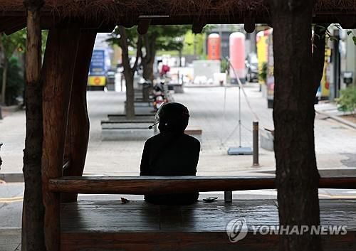 무더위 피해 그늘로