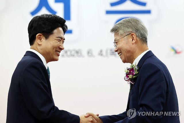 악수하는 민형배ㆍ김대중 당선인