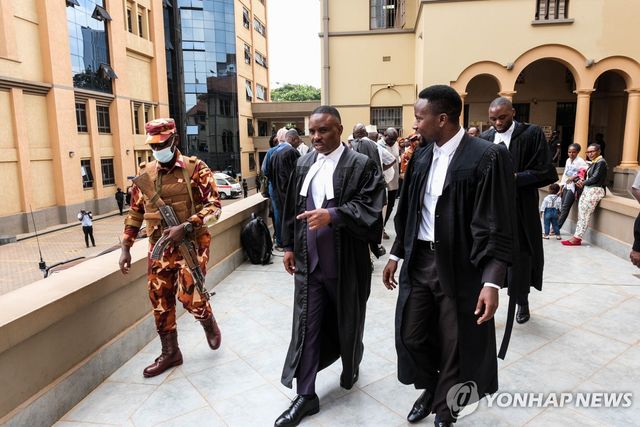 우간다 수도 캄팔라 고등법원을 나서는 변호사들