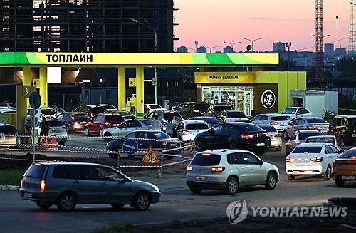 옴스크 주유소에 늘어선 차량들