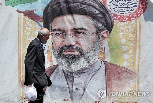 테헤란 시내에 걸린 이란 최고지도자 모즈타바 하메네이의 초상