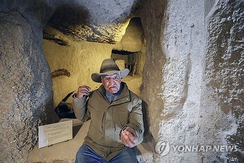 2025년 1월 이집트 룩소르 데이르 알바흐리에서 새로 발견된 고대 암굴 무덤을 취재진에게 설명하는 자히 하와스 [AP 연합뉴스 자료사진]