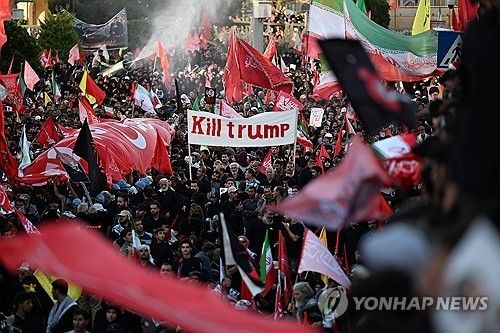 아야톨라 하메네이의 매장식에 나타난 반미구호