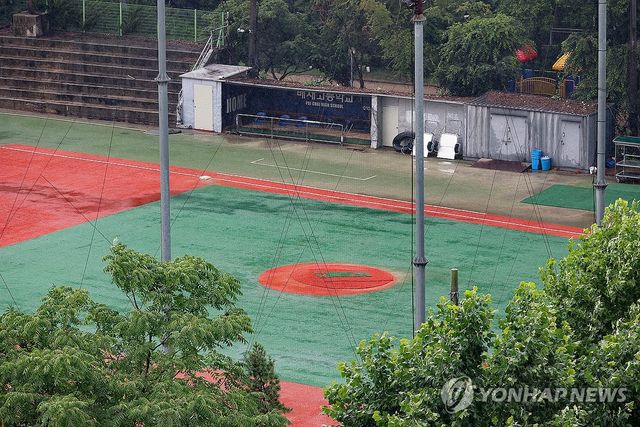 6개월 출전정지 재심 신청한 배재고 야구부…비어 있는 더그아웃
