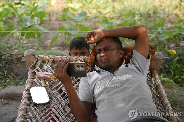 스마트폰 통해 동영상 보는 인도인(기사와 직접 관련 없음)
