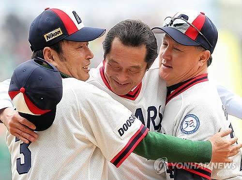 2011년 당시 시구자로 나선 박철순(가운데)과 김경문(오른쪽), 김우열.