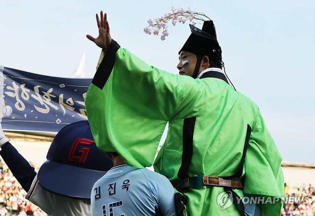 퍼포먼스하며 입장하는 현도훈