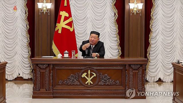 당중앙군사위 확대회의 지도하는 김정은