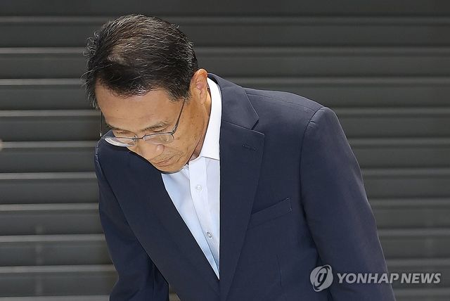 인사하는 유재성 경찰청장 직무대행